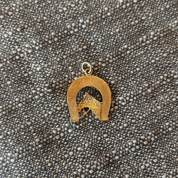 10K Gold Pendant Horse Horseshoe Charm - Picture 4 of 4